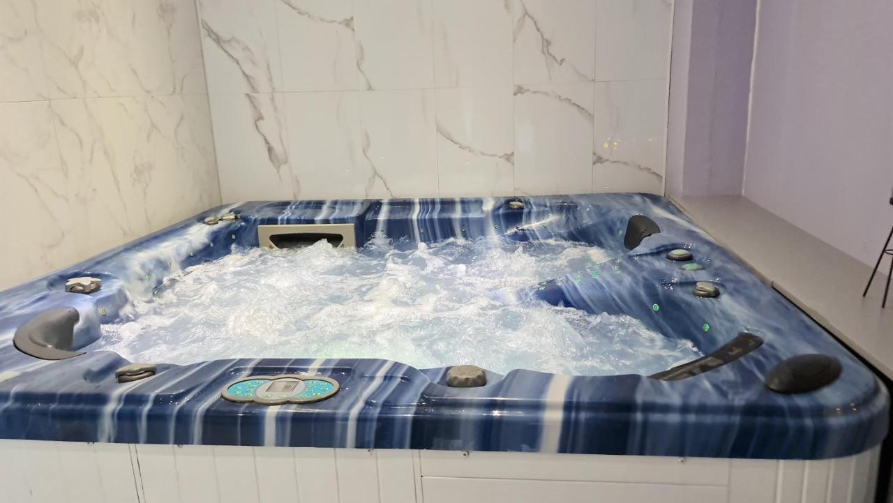 Fasthotel Oloron Hostellerie Du Paon Blanc Lurbe-Saint-Christau Eksteriør billede